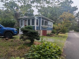 32 Laurel Dr, Oak Ridge, NJ 07438