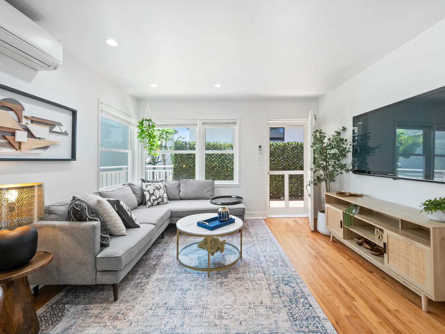 2 bed, 700 sqft, $4,995 — Photo 4