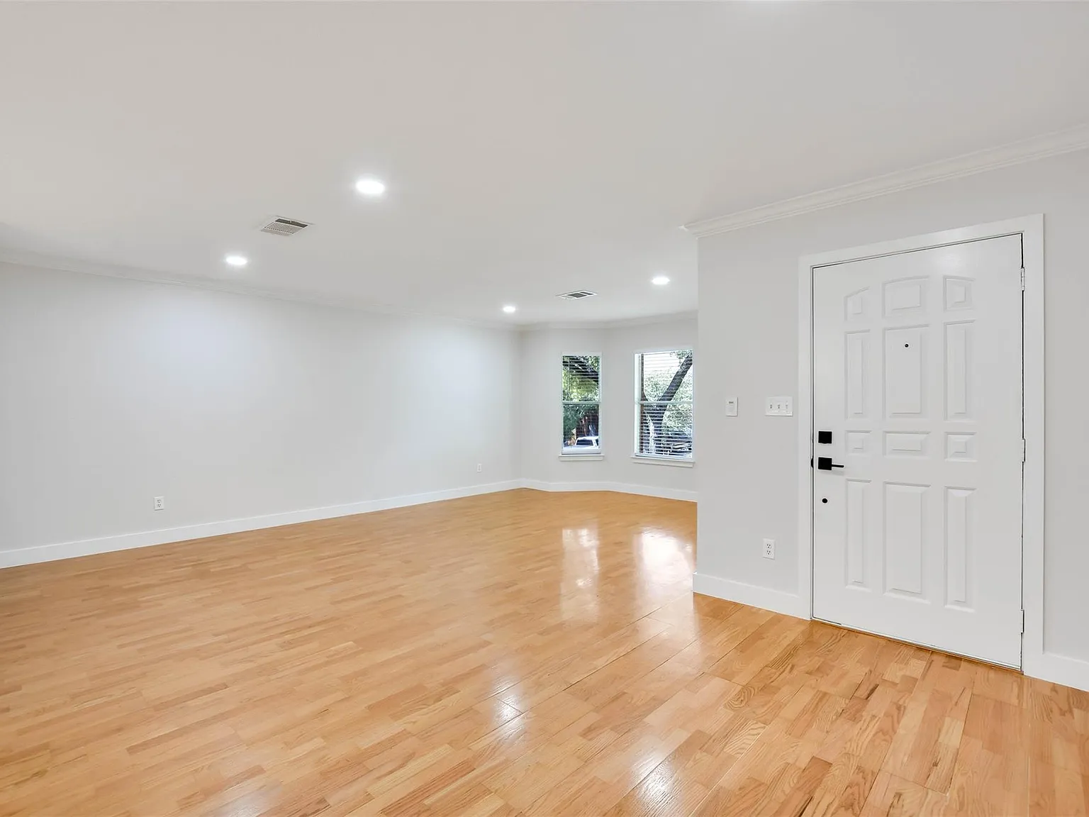 4 bed, 2.5 bath, 3482 sqft, $3,300 — Photo 3