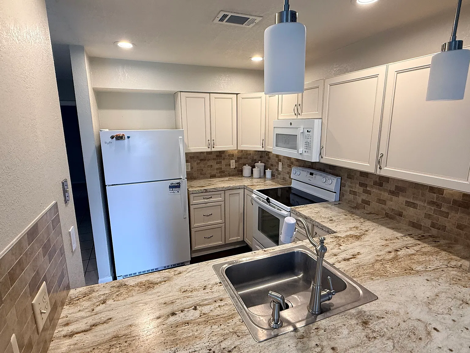 2 bed, 912 sqft, $1,600 — Photo 1