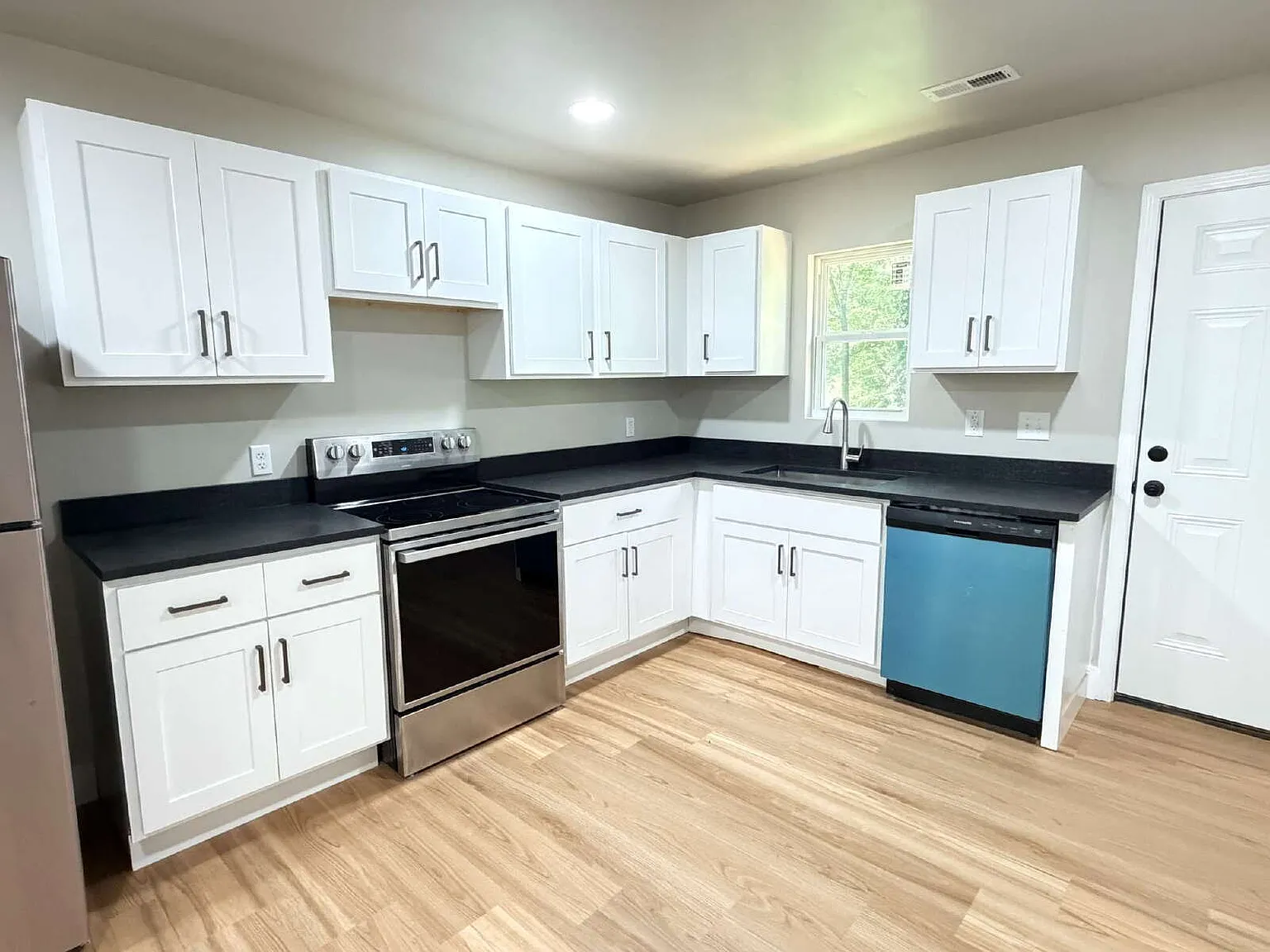 3 bed, 1.0 bath, $1,200 — Photo 3