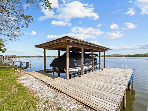 4th image of 1110 Lakeside Dr