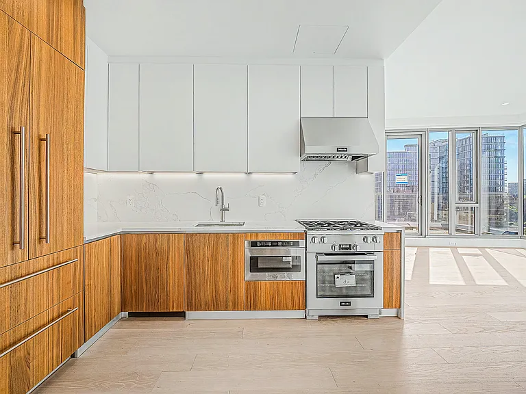 35-32 Leavitt St #10A — Photo 10