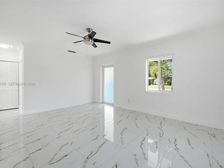6785 SW 17th St — Photo 2