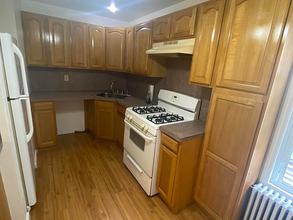 3rd image of 154 John St