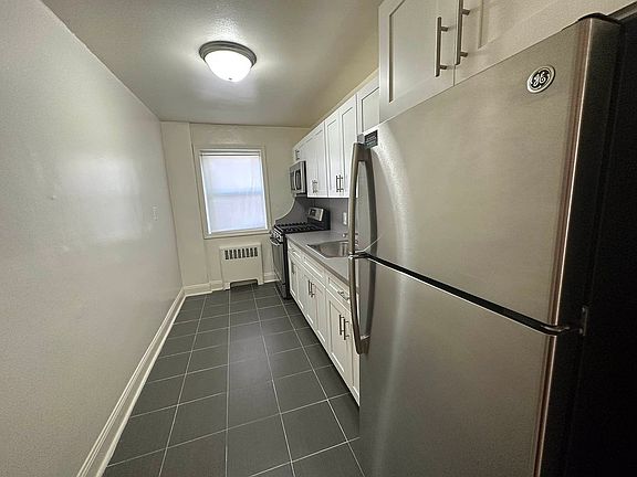 2nd image of 10 Stratford Ave #1D