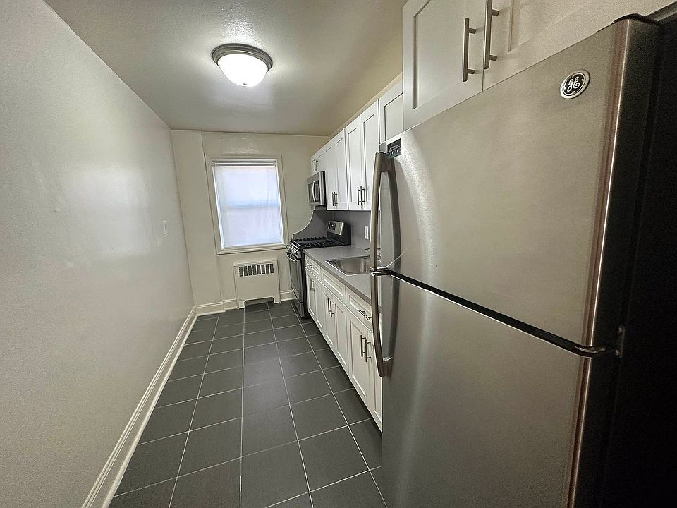 1st image of 10 Stratford Ave #3D