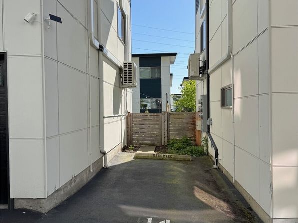 8704 42nd Avenue S, Seattle, WA 98118