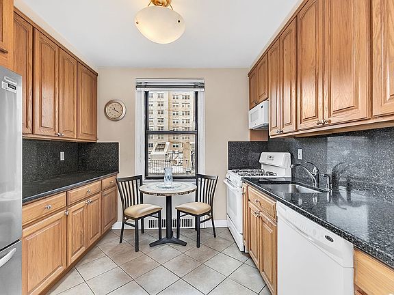 4th image of 350 E 77th St APT 5D