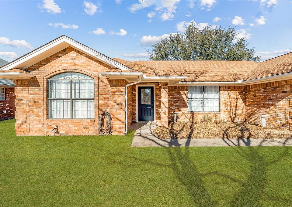 1st image of 685 Bluebonnet St