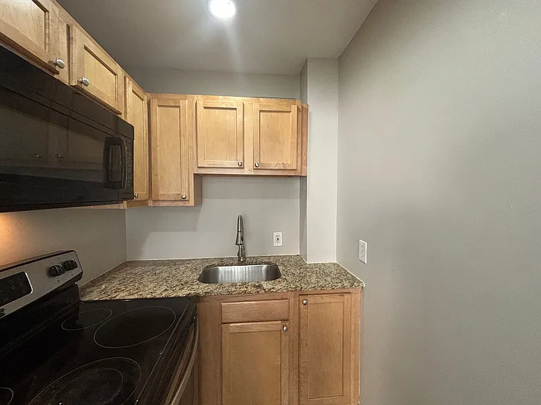 334 University Ave — Photo 9