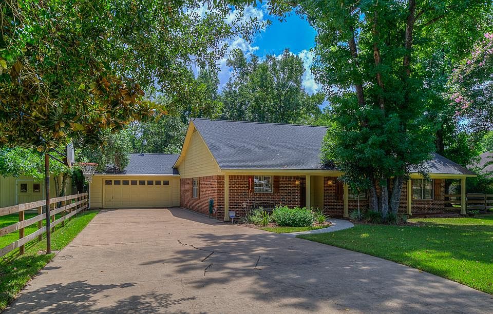 Nestled in the Trees on almost an acre. Minutes from Woodlands & Exxon Mobil.