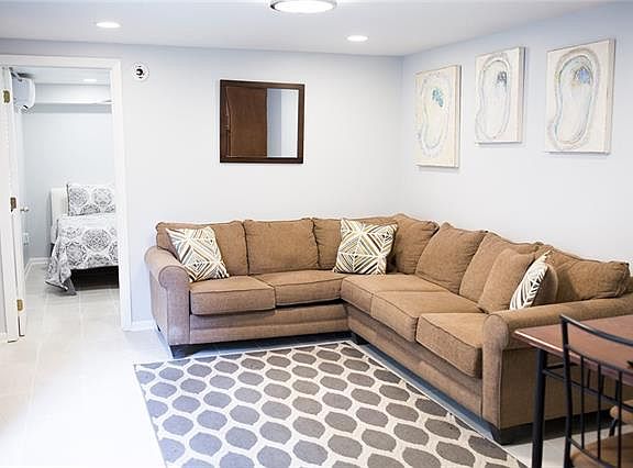 4th image of 802 Valence St #A