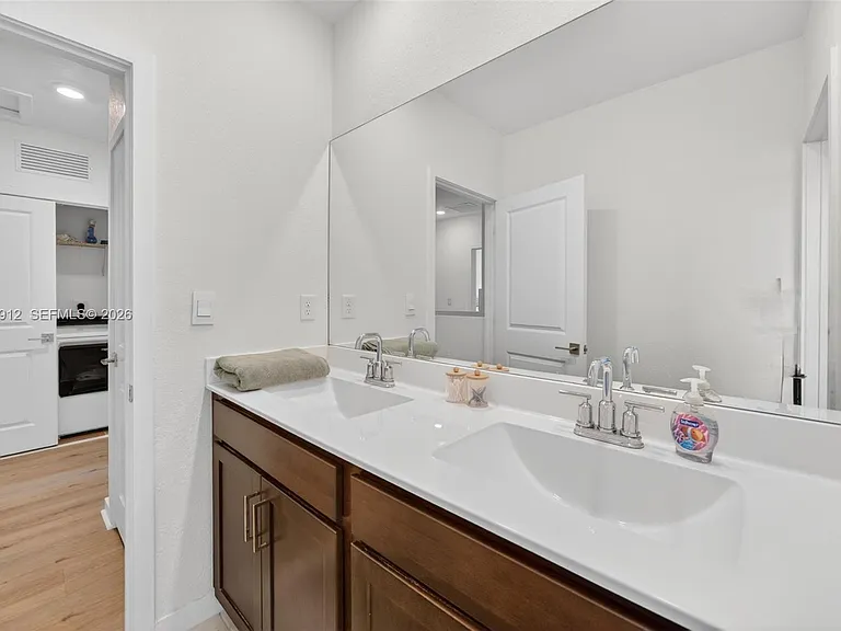826 SE 17th St — Photo 24