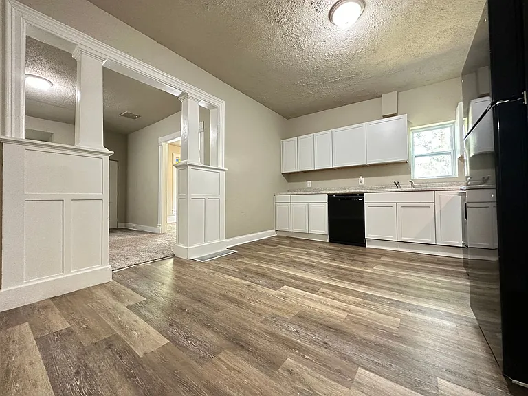 803 E Court Ave — Photo 4