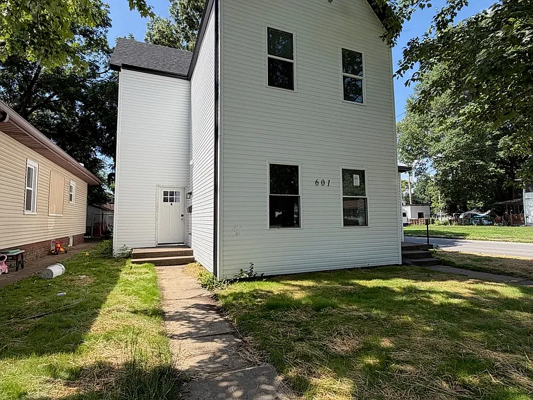 601 E Gum St #B — Photo 11