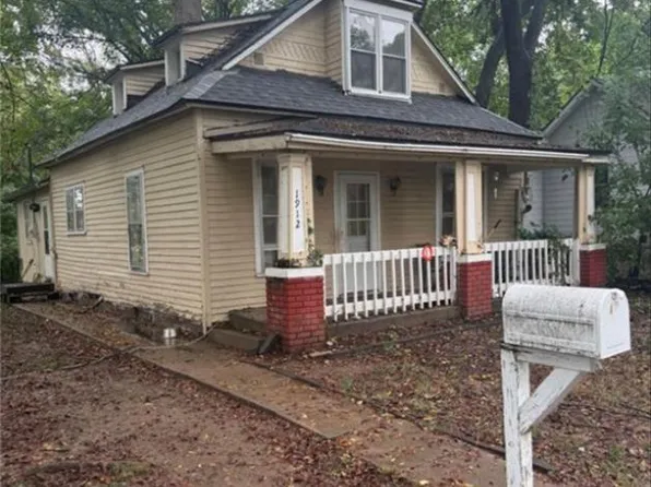 1912 Montezuma St, Leavenworth, KS 66048