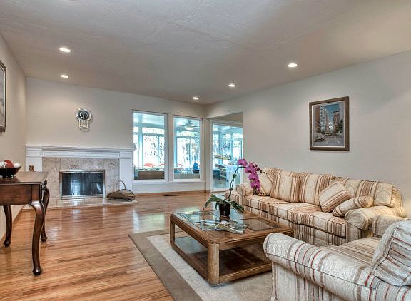 4th image of 1081 Wilmington Ave