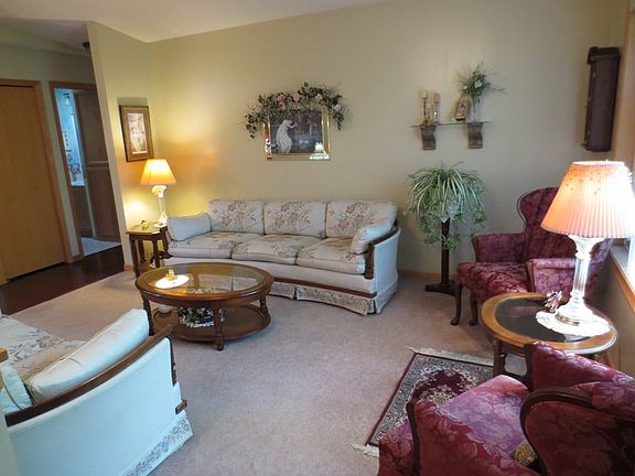 Vaulted Ceiling, plush carpet.