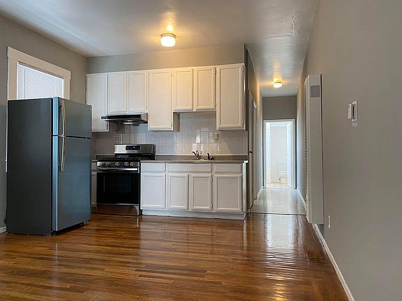 3rd image of 25 Varennes St