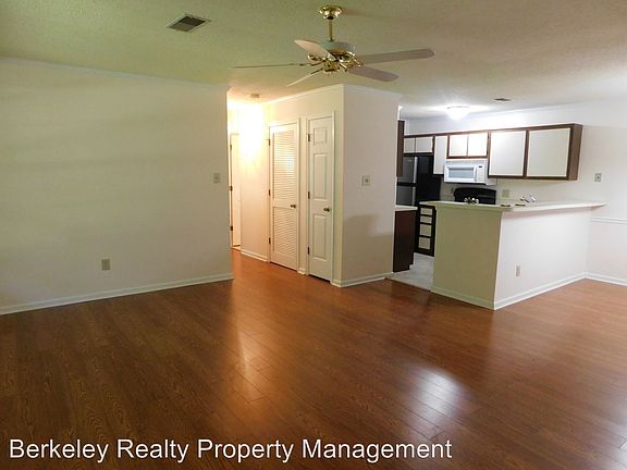 3rd image of 109 Stratford Dr APT A