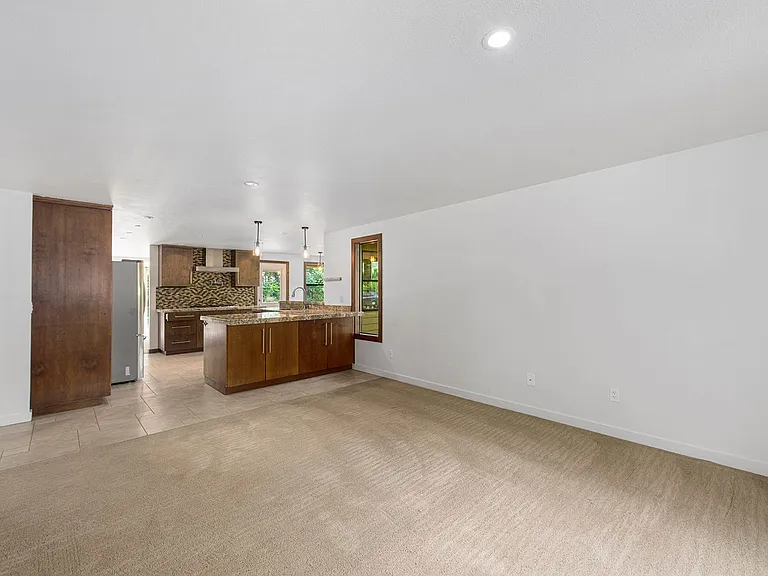 16711 SE 46th St — Photo 2