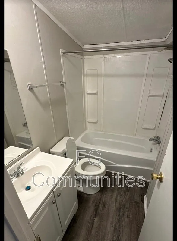 3 bed, 2.0 bath, $925 — Photo 4