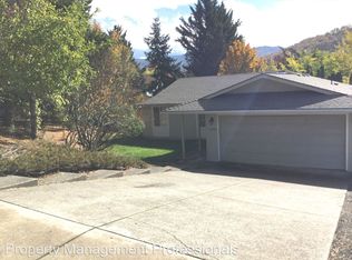 1488 Angelcrest Dr, Medford, OR 97504