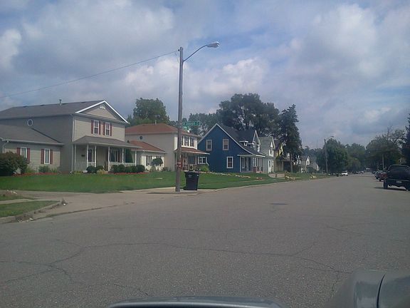 3rd image of 215 E Broadway St