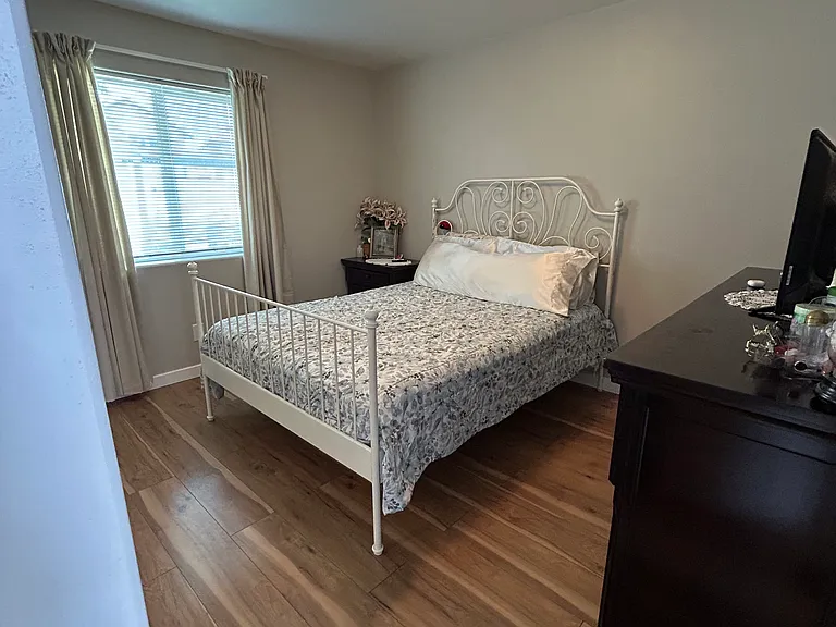 Room 4, Downstairs Guest Bedroom with Closet