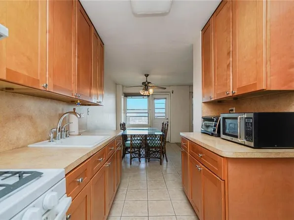 2630 Cropsey Avenue image 10 of 21