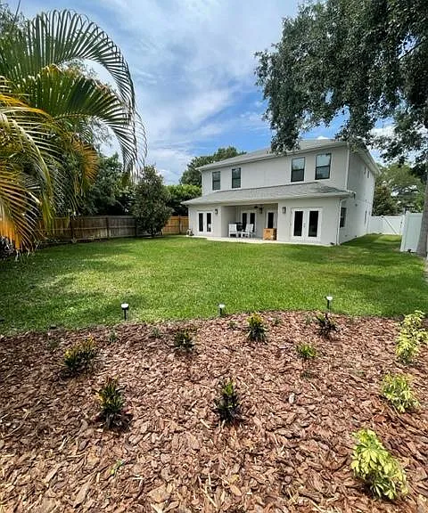 3404 W Hawthorne Rd — Photo 2