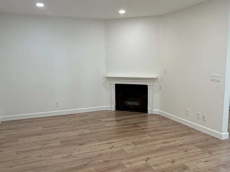 887 W 15th St — Photo 12