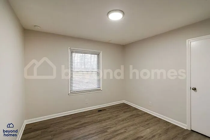 916 Julian Rd — Photo 12