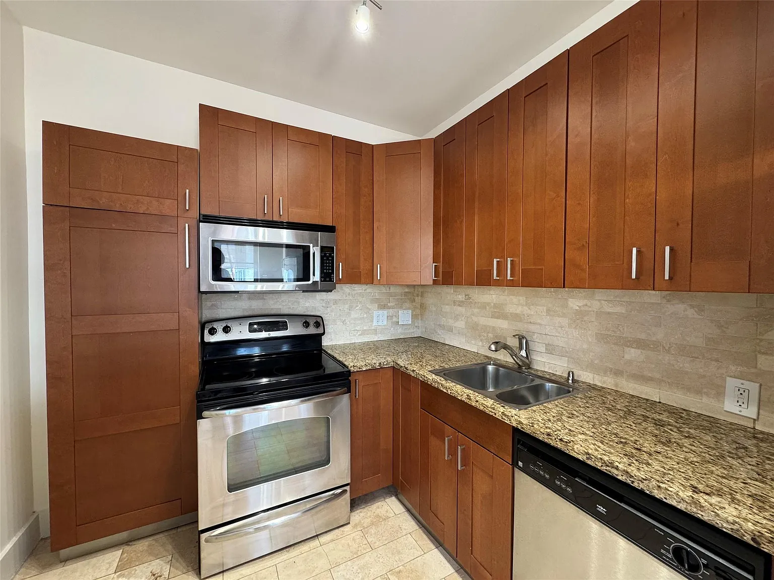 1 bed, 1.0 bath, 780 sqft, $1,300 — Photo 4
