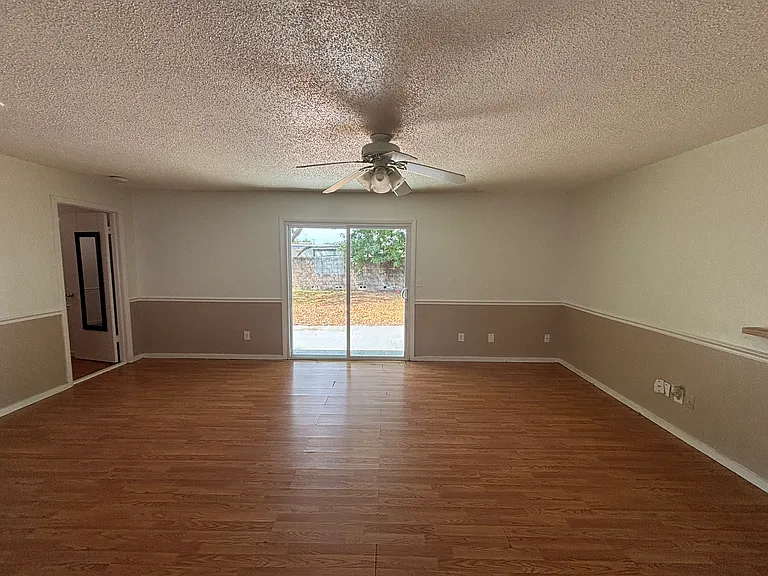 1920 Pepper Tree Dr — Photo 10