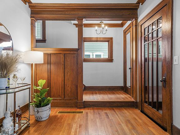 5th image of 1329 Thomas St SE