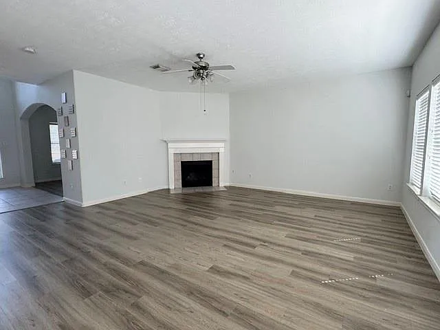 4 bed, 2.5 bath, 2316 sqft, $2,200 — Photo 3