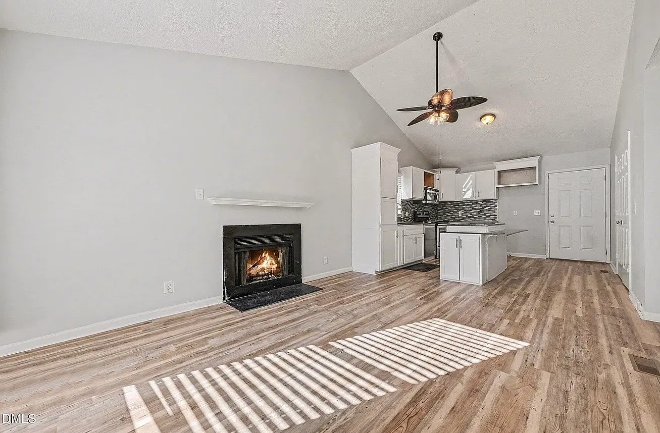 3 bed, 1064 sqft, $2,100 — Photo 2