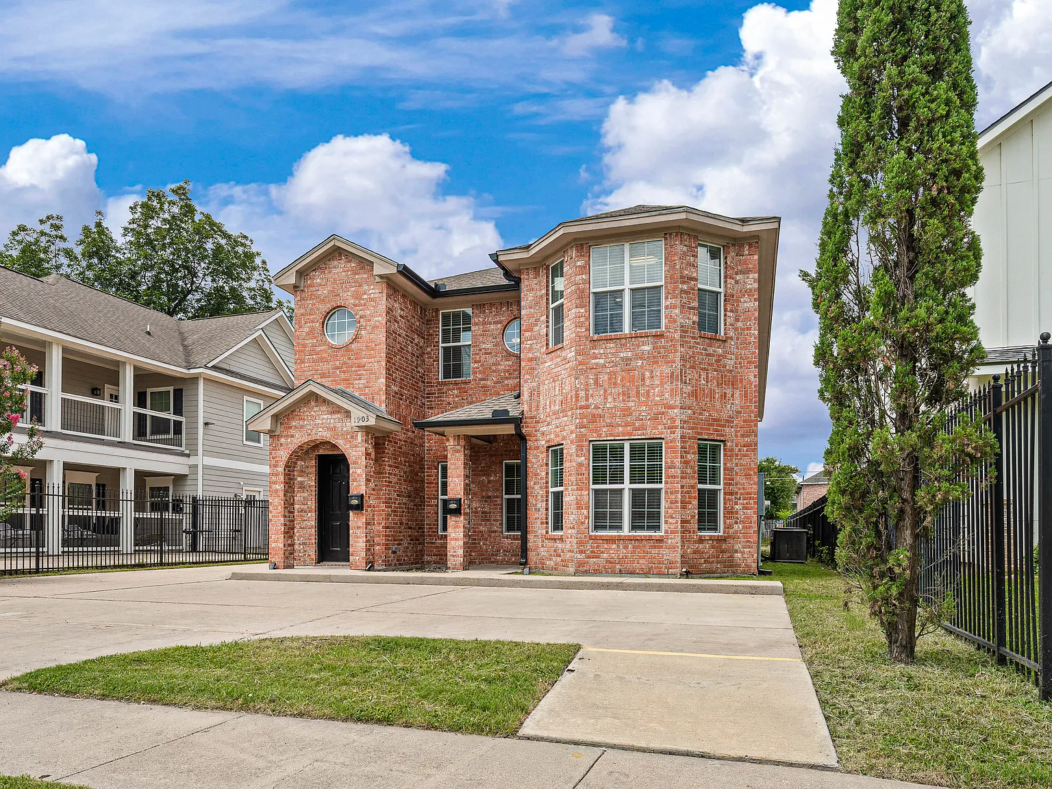 4 bed, 1717 sqft, $4,200 — Photo 2