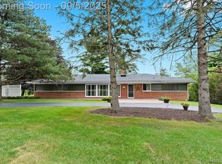 1036 E Long Lake Rd, Bloomfield Hills, MI 48304