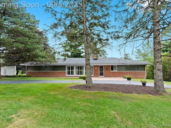 1036 E Long Lake Rd, Bloomfield Hills, MI 48304