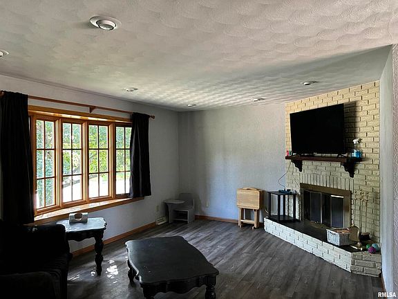2nd image of 102 12th Ave