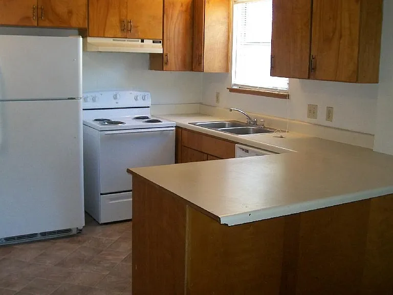 126 Hampton Dr — Photo 3