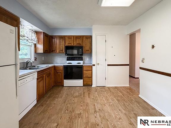 2nd image of 819 Crest Dr