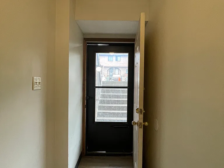 3273 Niagara Sq — Photo 1