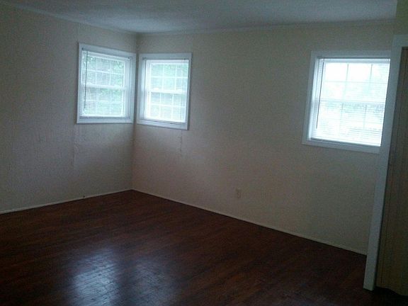 COMBINED LIVING & BEDROOM SPACE - ALL ONE ROOM