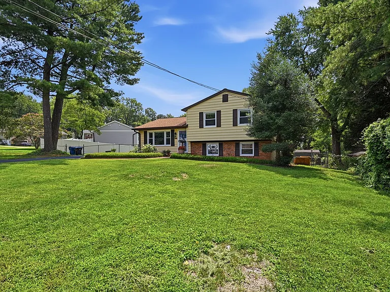 6426 Carriage Dr — Photo 43