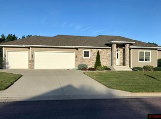 1913 Orchard Rdg, Saint Peter, MN 56082