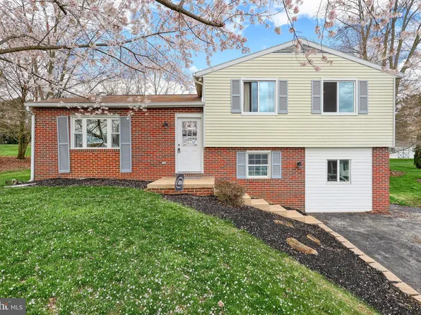 202 Claremont Dr, Seven Valleys, PA 17360